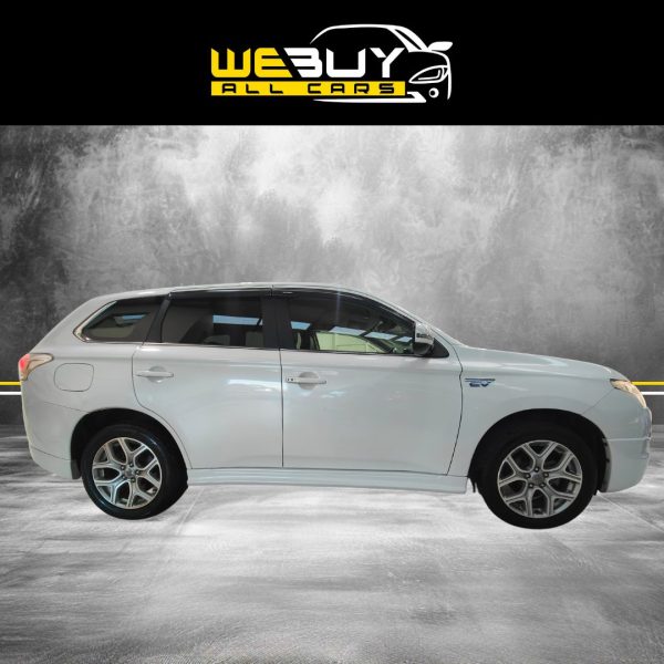 2014 Mitsubishi Outlander PHEV - Image 2