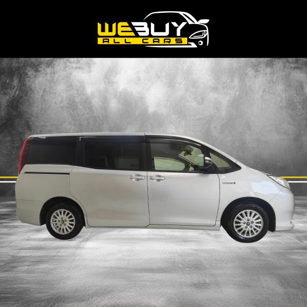 2015 Toyota Noah - Image 2